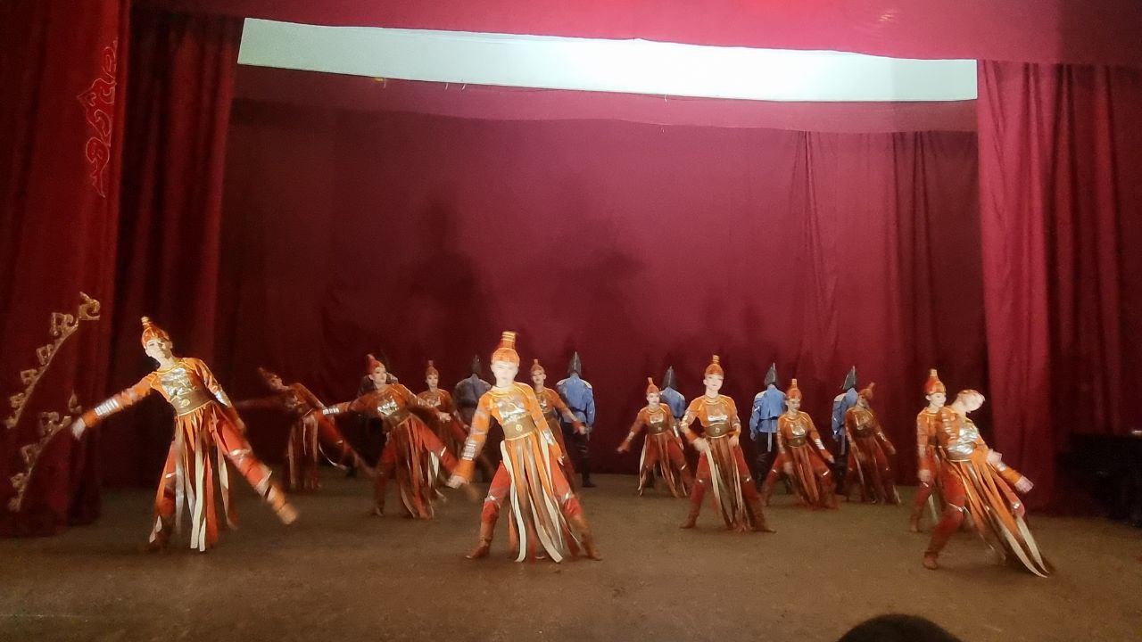 Ансамбль народного танца «Алтай» и студенческий «Каракоз» нашего университета танцевальный ансамбль смотрел композиции друг друга.